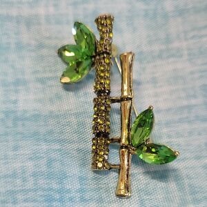 Elegant Green Leaf Brooch